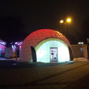 aiRdome mit effektvoller Beleuchtung bei Nacht