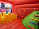Kletterwand und Rutschhügel